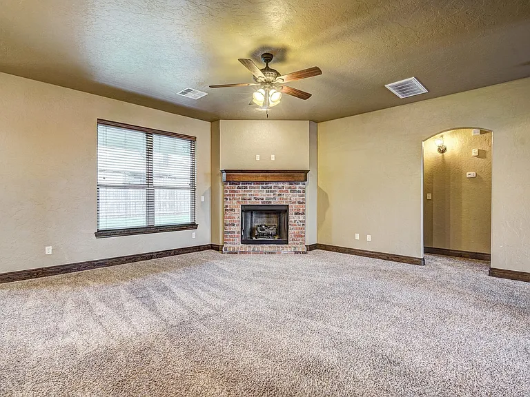 905 Samantha Ln — Photo 11