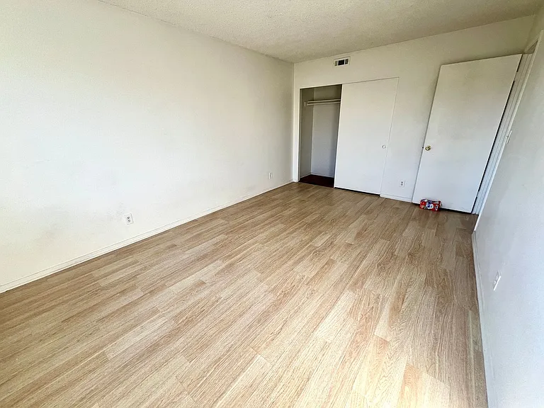 7921 Moonshadow Cir — Photo 17