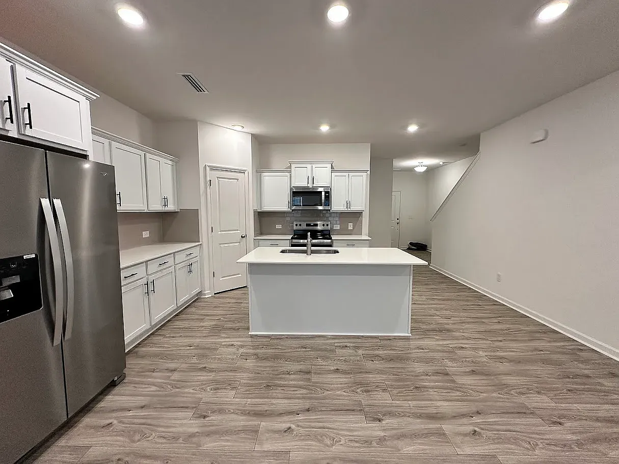 3 bed, 2.5 bath, 1762 sqft, $1,795 — Photo 2
