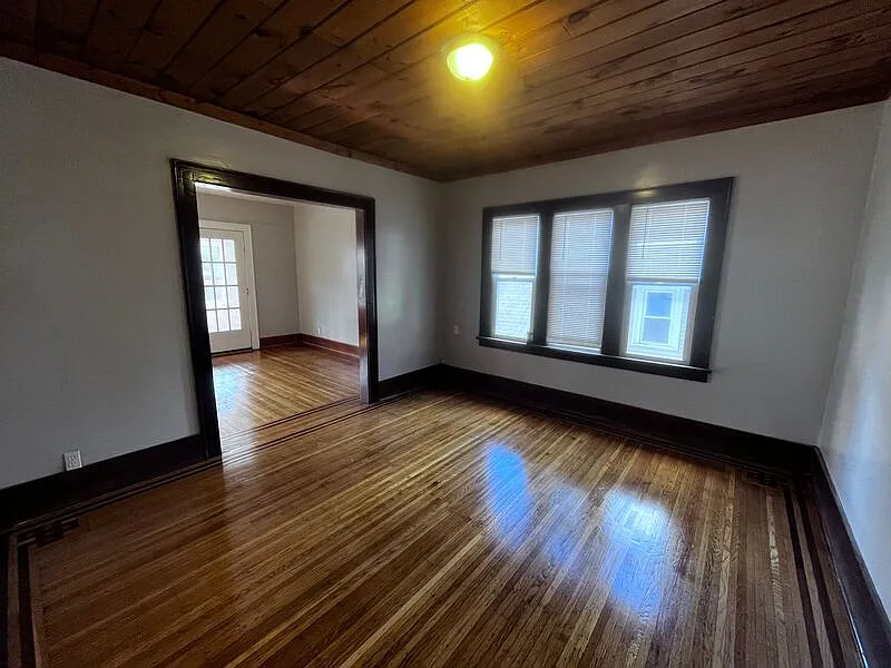 3 bed, 1.0 bath, 1248 sqft, $1,400 — Photo 1