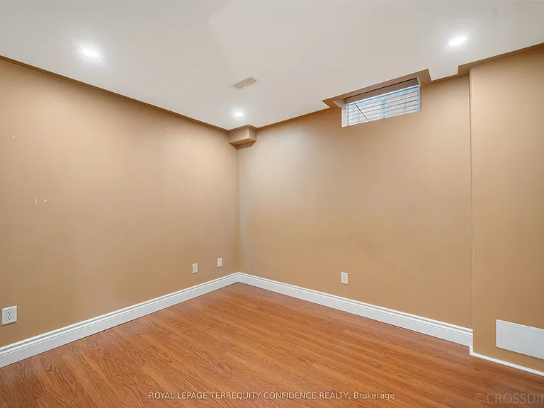 131 Laurelhurst Cres — Photo 27