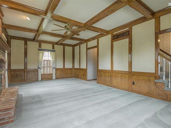 5th image of 301 NE Warrington Ct