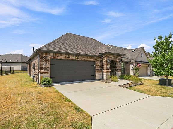 2nd image of 815 Rio Vista Ln