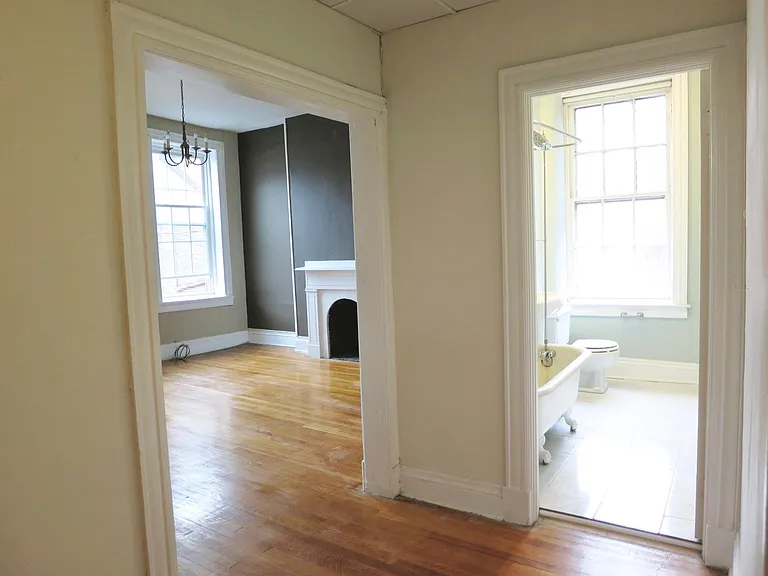 216 W Madison St #2R — Photo 3