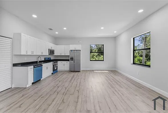 556 Sherwood Ave S — Photo 16