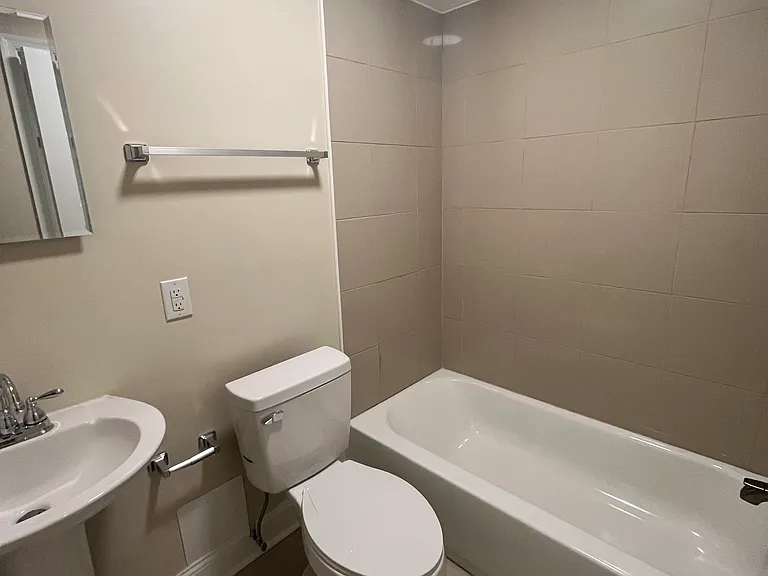 West Franklin Apts — Photo 11