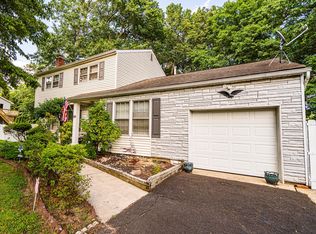 28 Holiday Rd, Manalapan, NJ 07726
