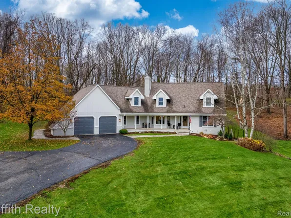 5476 Mystic Lake Dr, Brighton, MI 48116