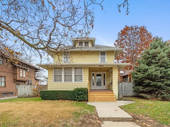1221 W 4th St, Waterloo, IA 50702