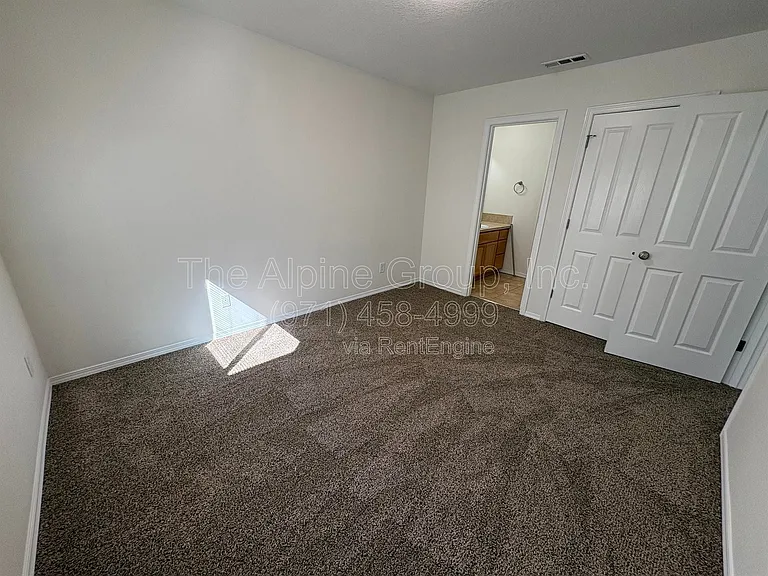 210 NW Connell Ave — Photo 16
