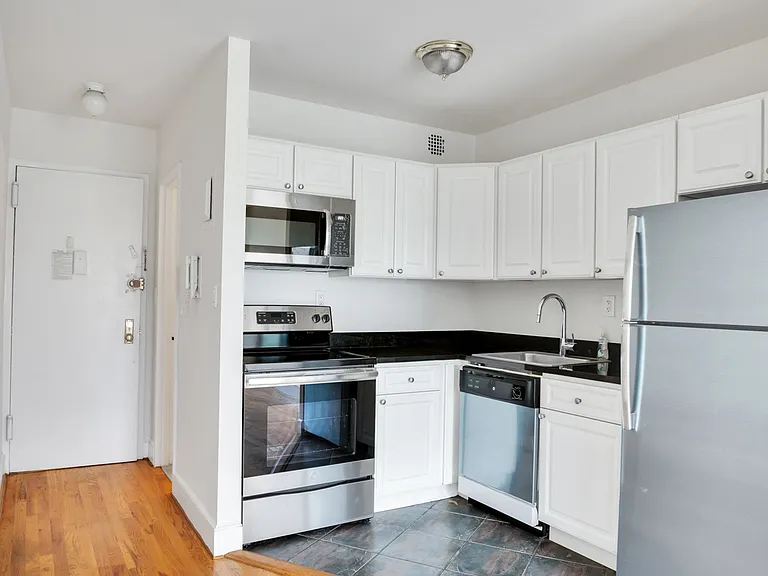 655 2nd Ave #2A — Photo 1
