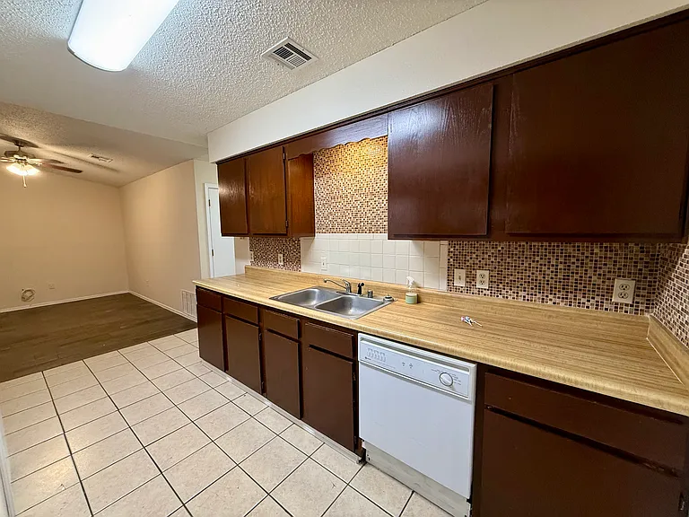 930 Century Dr — Photo 7