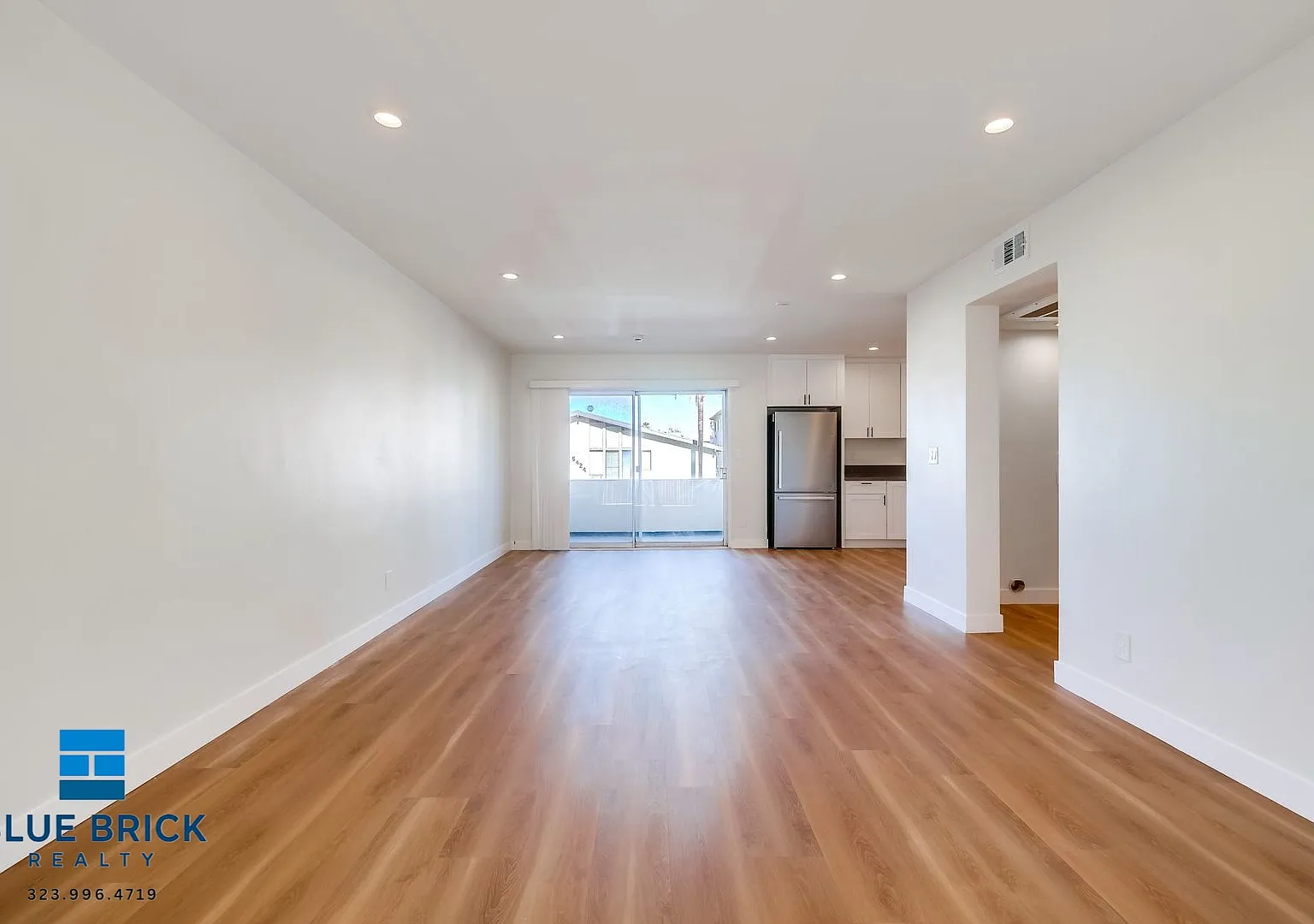 Elegant Valley Village 3-Bedroom Retreat with Private Balcony & Contemporary Comfort — Photo 4