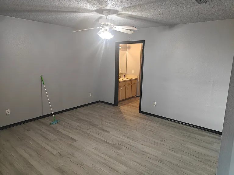 1040 Iola Ave — Photo 4