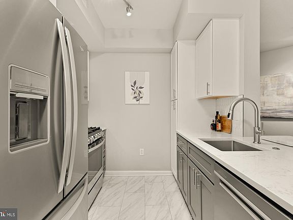 3rd image of 1021 N Garfield St APT 532