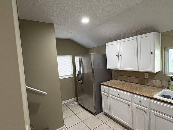 4th image of 706 NE 39th Ter