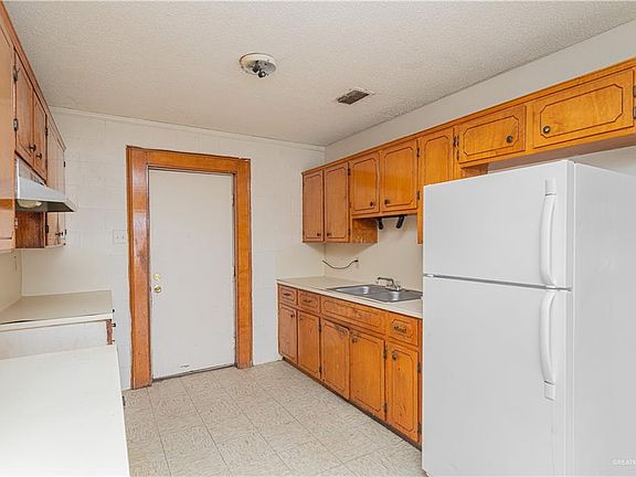 4th image of 208 W 2nd St
