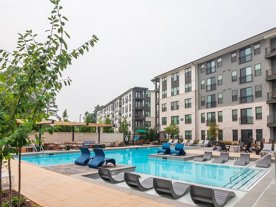 Resort-style Saltwater Swimming Pool with Tanning Ledges
