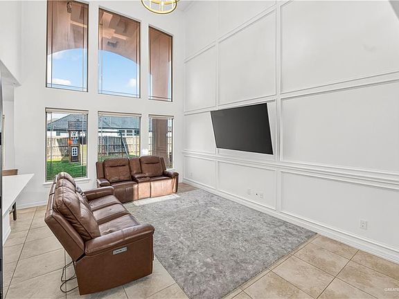 4th image of 2412 Serrano St