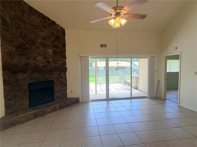 3 bed, 2.0 bath, 1650 sqft, $2,100 — Photo 3