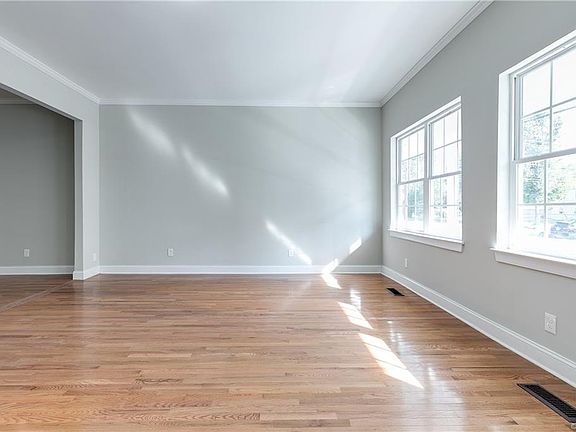 4th image of 212 W 15th St