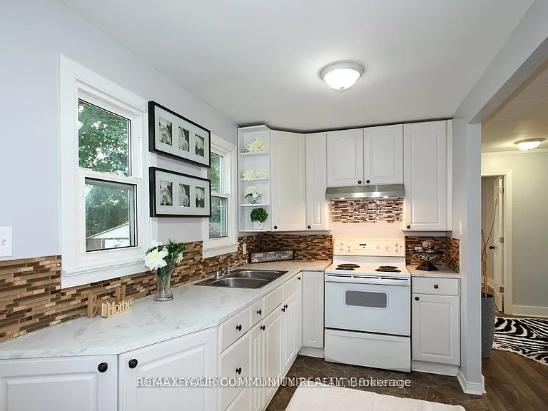 6159 Churchill St — Photo 8