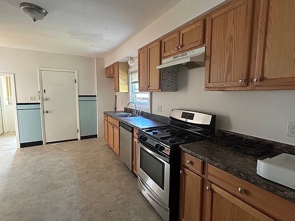 5th image of 12 Sanford Ave Floor 1