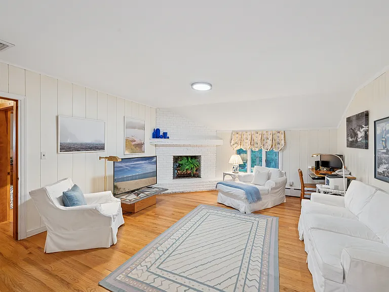 43 Mashomuck Dr — Photo 18