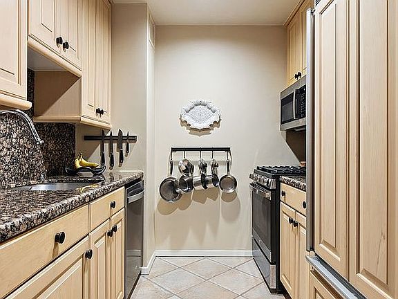 4th image of 250 Mercer St APT B1502