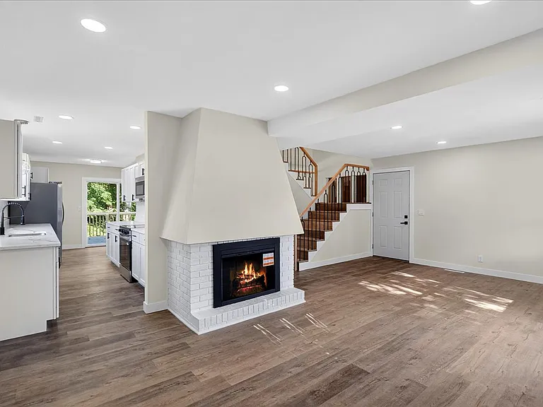 208 Coral Dr — Photo 3