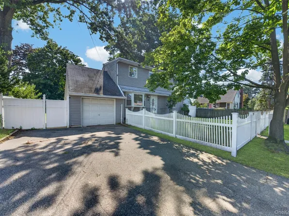 10 Field Place, Huntington Station, NY 11746