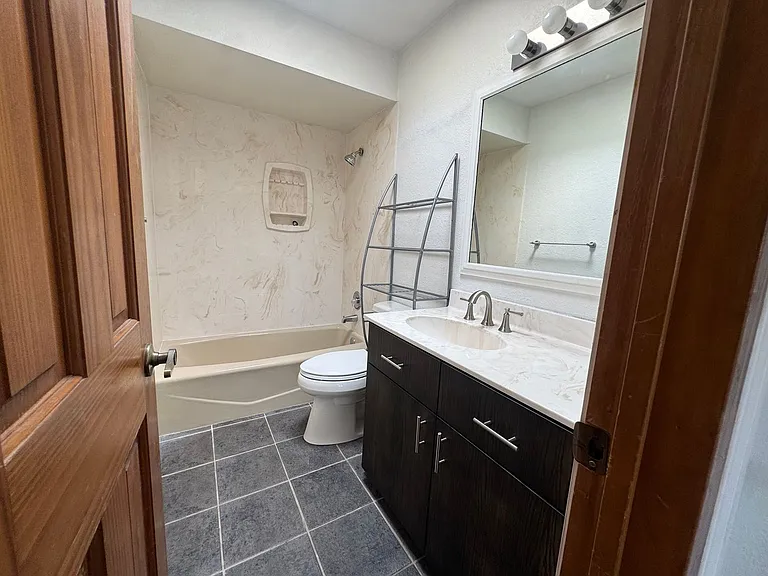 870 SE Cir NW — Photo 9