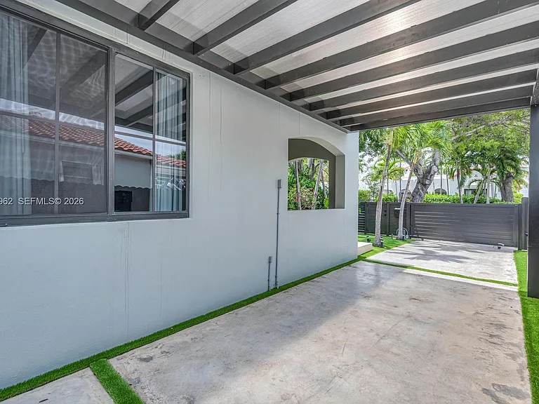 1852 SW 10th St — Photo 4