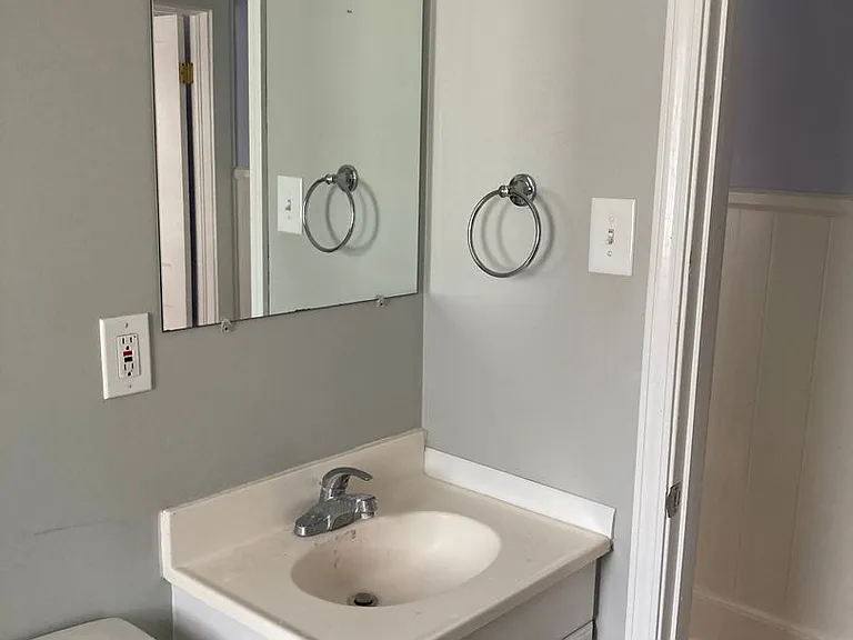 504 Henry St — Photo 12