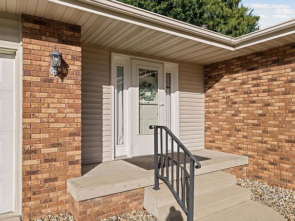 5th image of 104 Surrey Ct
