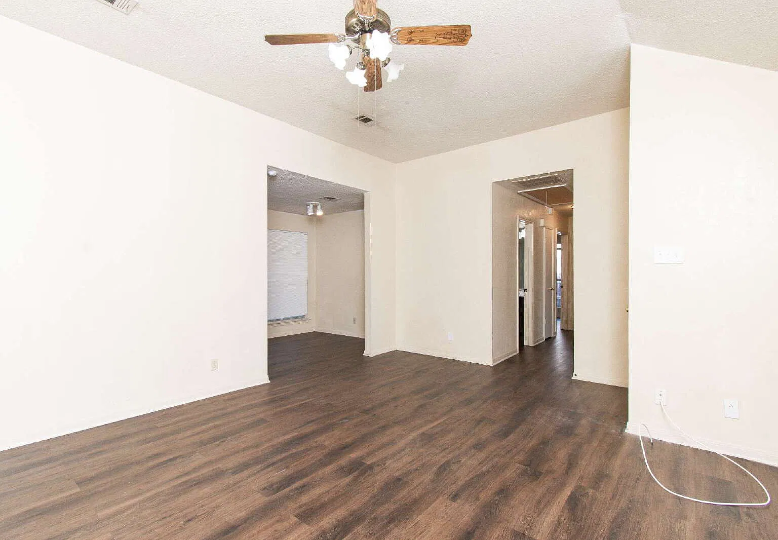 3 bed, 2.0 bath, 1050 sqft, $1,200 — Photo 4