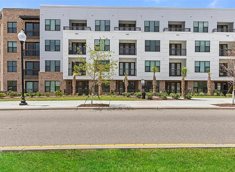 Flats on Front — Photo 31