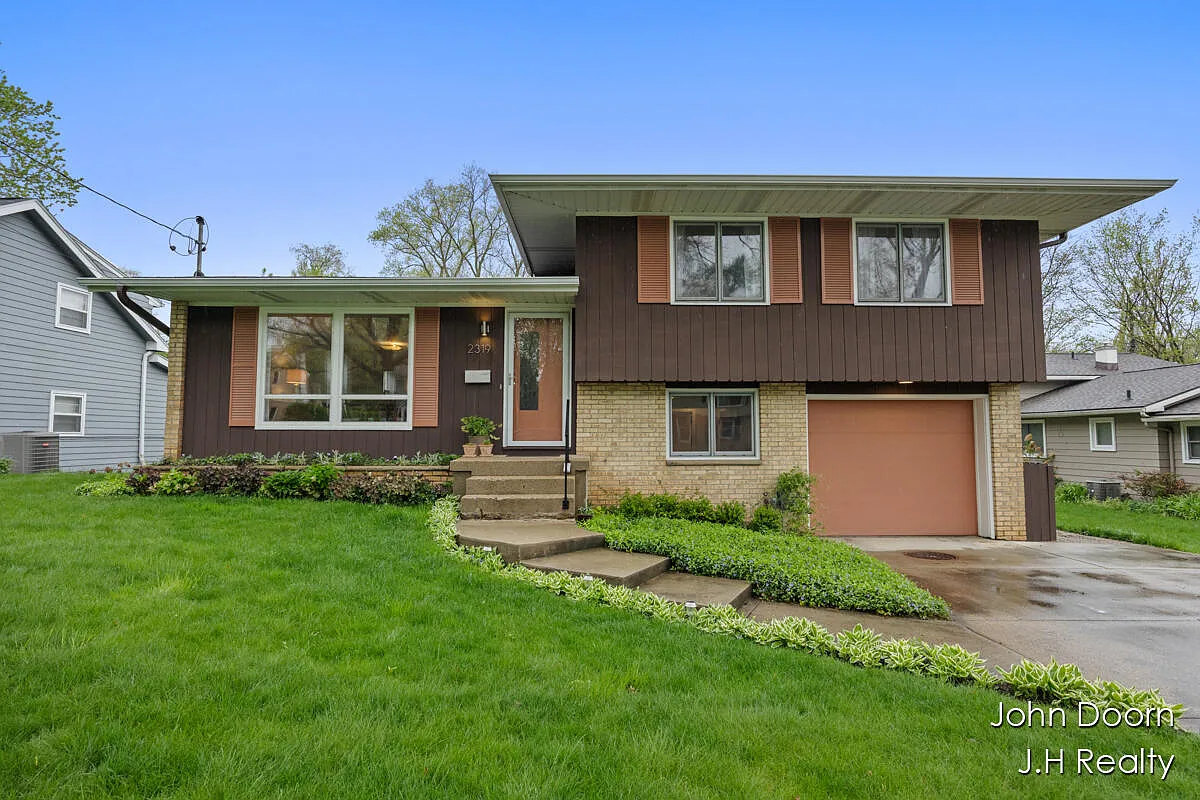 2319 Rosewood Ave SE photo 1