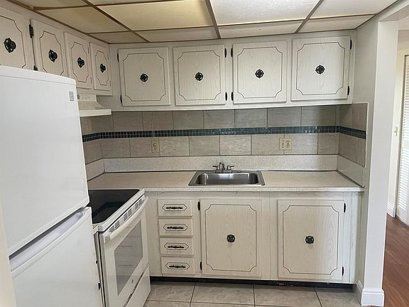 5th image of 500 Village Green Cir W APT 316