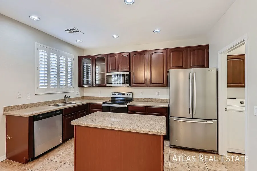 4 Bedroom, 2 1/2 Bath- With A Pool! 2 Weeks Free Rent If Moved In By 8/31 Or Doggie Door Installe... — Photo 4