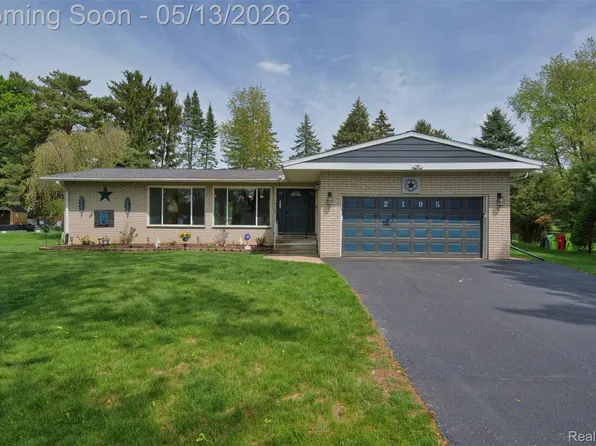 2195 Strader Dr, West Bloomfield, MI 48324