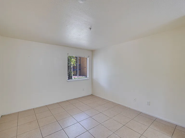 2865 Winkler Ave #401 — Photo 9