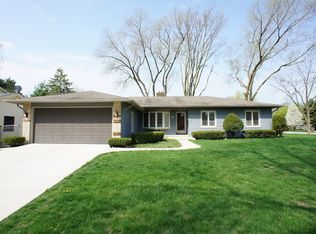 610 Stonehaven Ave, Elk Grove Village, IL 60007