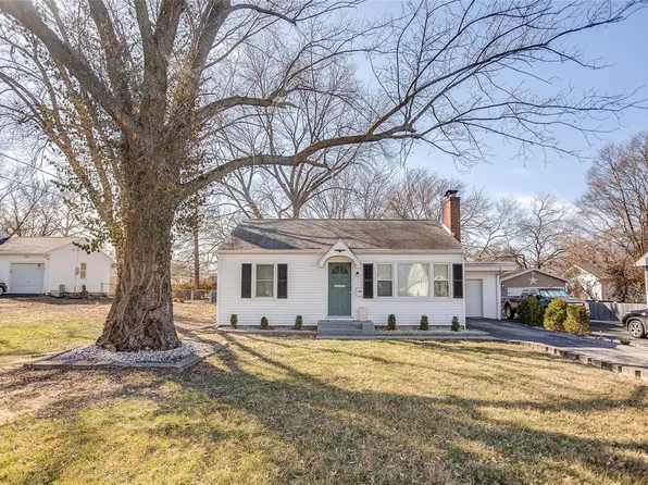23 Woodland Dr, Collinsville, IL 62234