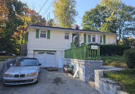 2nd image of 490 Lewis Ct