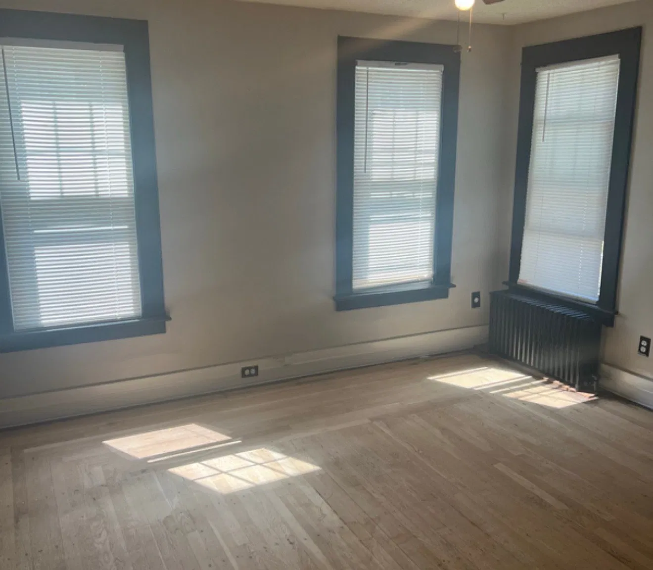 Beautiful 2 bedroom: move-in ready, off street parking, fenced in yard, washer/dryer in unit — Photo 4