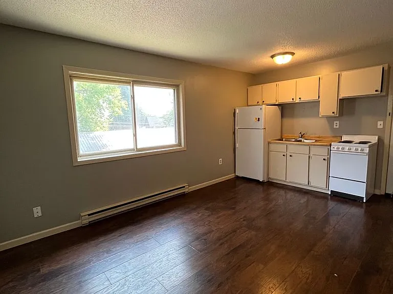 1526 E Superior St #4 — Photo 3