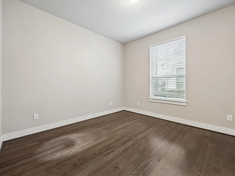 2710 Freund St — Photo 21