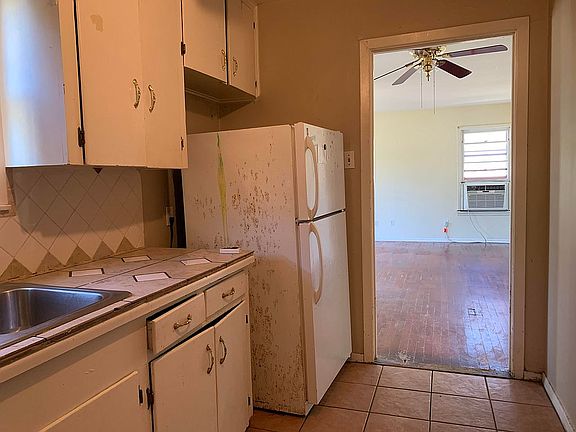 4th image of 1003 E Polk Ave