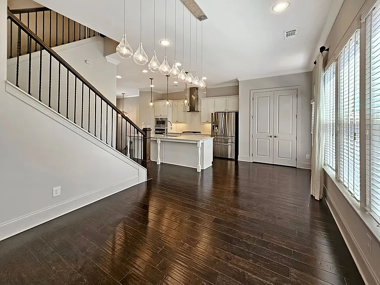 2142 Coventry Dr — Photo 17